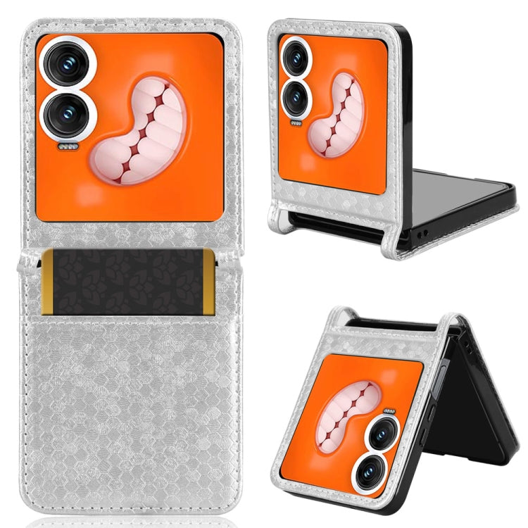Funda de Cuero para Infinix Zero Flip con Ranura para Tarjetas y Textura Panal de Abeja (Plateada)