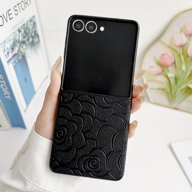 Funda protectora con estampado de camelia para Samsung Galaxy Z Flip7 5G (negra)