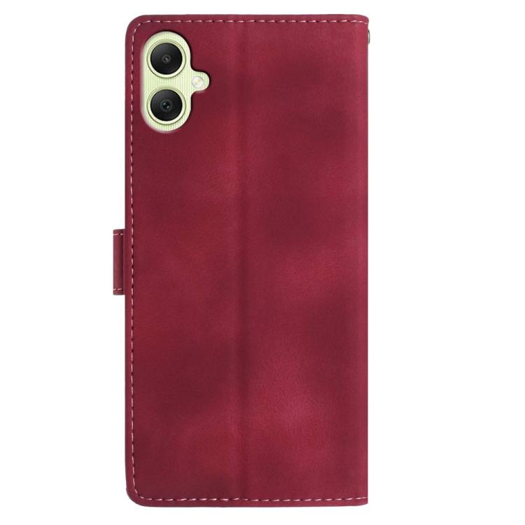 Funda de cuero con estampado de rosas en relieve para Samsung Galaxy A06 (roja)