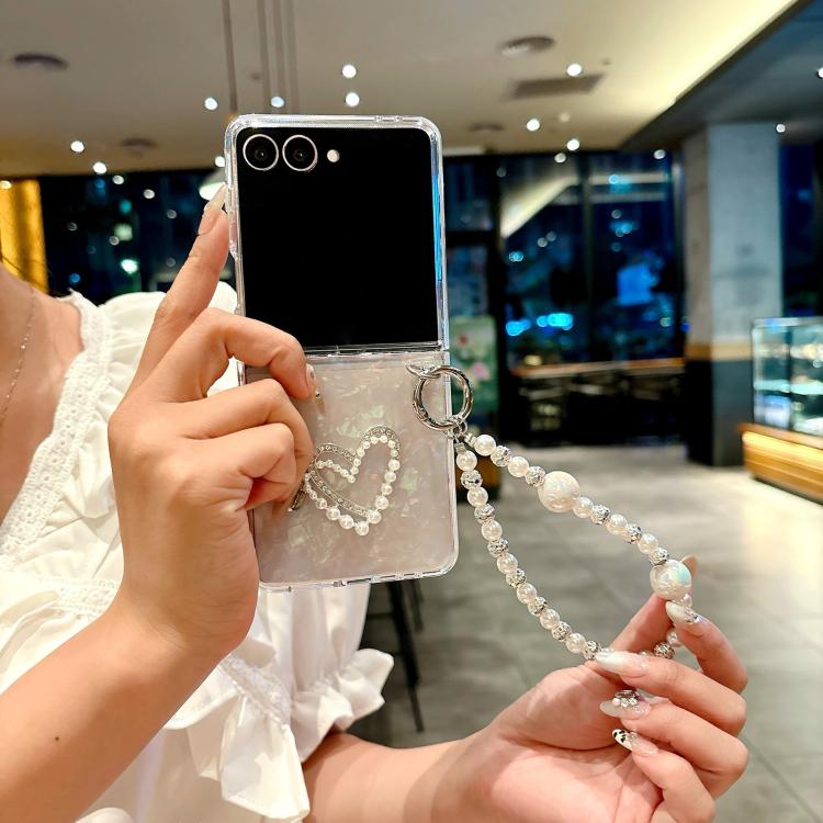 Funda para Samsung Galaxy Z Flip7 5G con textura perlada y patrón de corazón, con pulsera (beige)