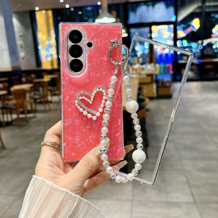 Funda para Samsung Galaxy Z Fold7 5G con textura perlada y patrón de corazón con pulsera (roja)