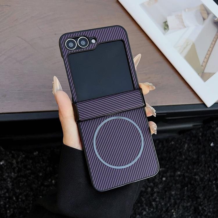 Funda MagSafe de tres piezas con textura de fibra de carbono para Samsung Galaxy Z Flip6 (morado)