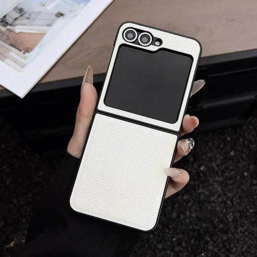 Funda trasera plegable con textura de lichi para Samsung Galaxy Z Flip6 (blanca)