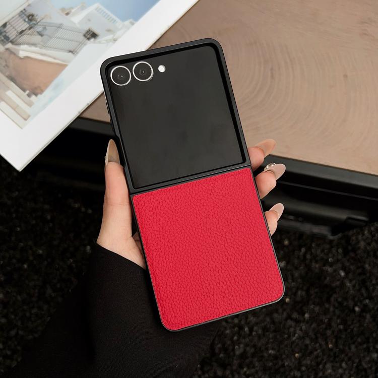 Funda trasera plegable con textura de lichi para Samsung Galaxy Z Flip7 (roja)