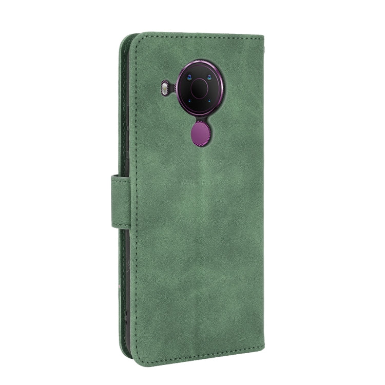 Para Nokia 5.4 Funda de cuero PU con textura de piel de becerro abatible horizontal con hebilla magnética de color sólido con soporte, ranuras para tarjetas y billetera