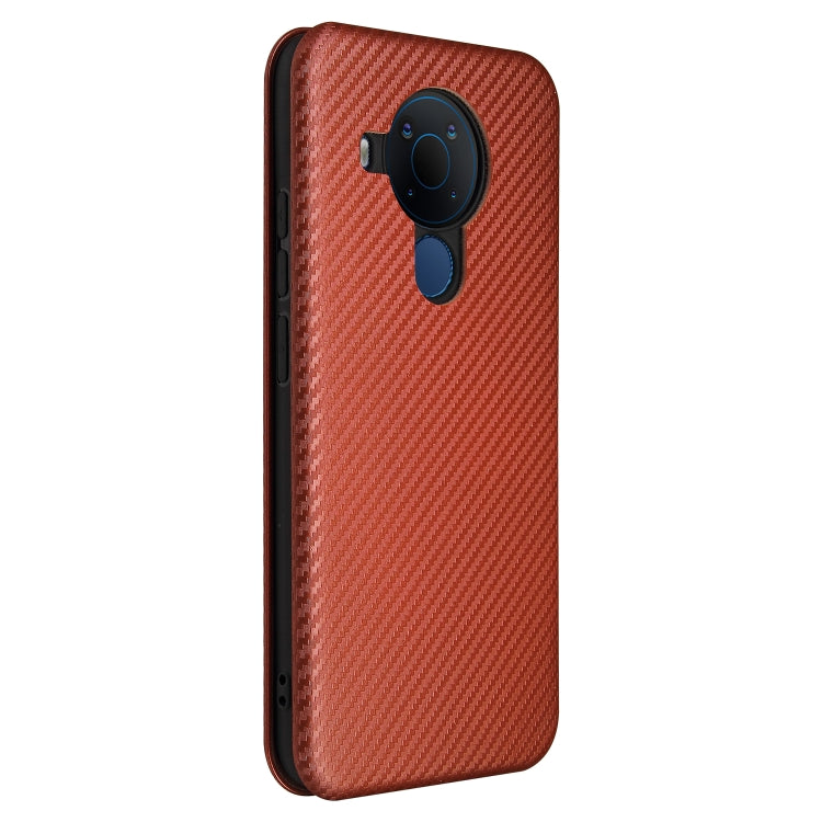 Para Nokia 5.4 Carcasa de cuero con tapa horizontal magnética con textura de fibra de carbono TPU + PC + PU con ranura para tarjeta (marrón)