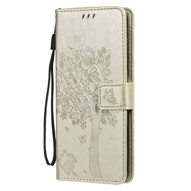 Para Nokia G20 Árbol y gato Patrón de impresión prensado Funda de cuero PU de la PU con soporte y ranuras para tarjetas y cordón (oro)