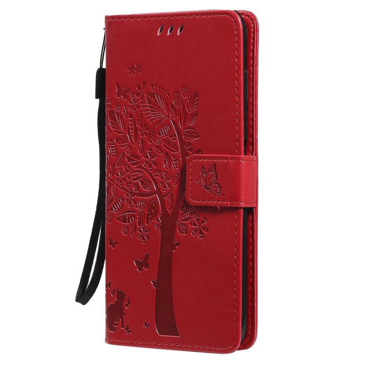 Para Nokia G10 Tree & Cat Pattern Impresión prensada Funda de cuero Horizontal Flip PU con soporte y tragamonedas de tarjetas y billetera y cordón (rojo)
