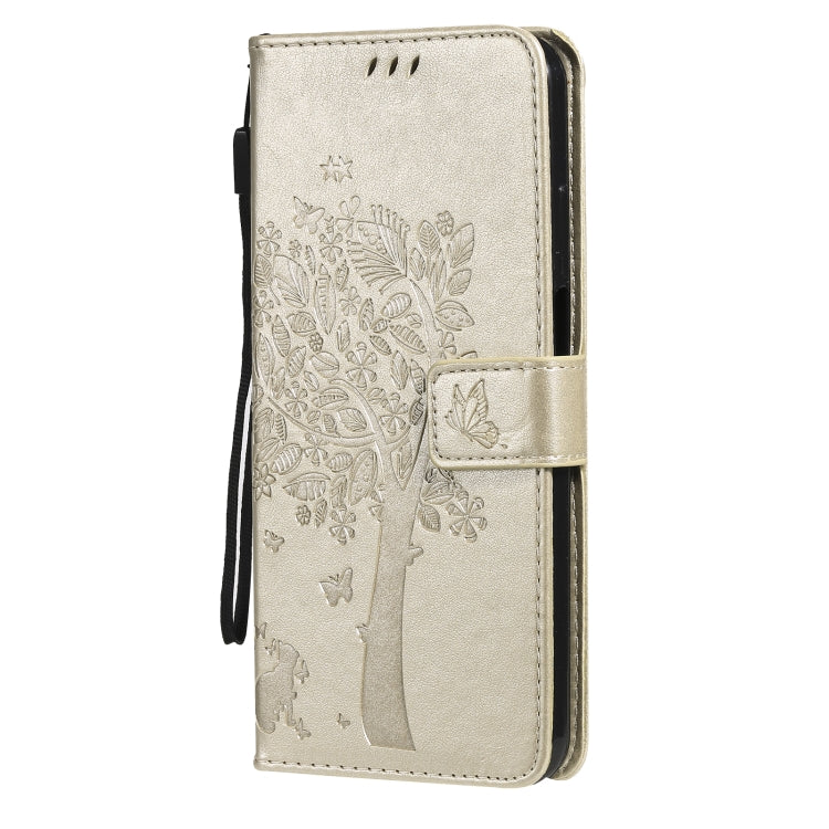 Para Nokia X20 Árbol y gato Patrón de impresión prensado Funda de cuero de PU de la PU con soporte y ranuras para tarjetas y cordón (oro)