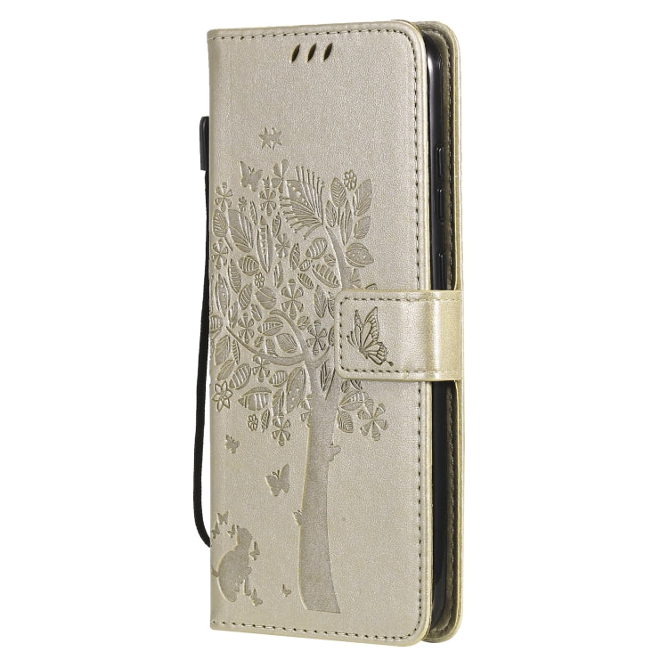 Para Nokia 5.3 Árbol y gato Patrón de impresión prensada Funda de cuero PU de la PU con soporte y ranuras para tarjetas y cordones y cordones (oro)