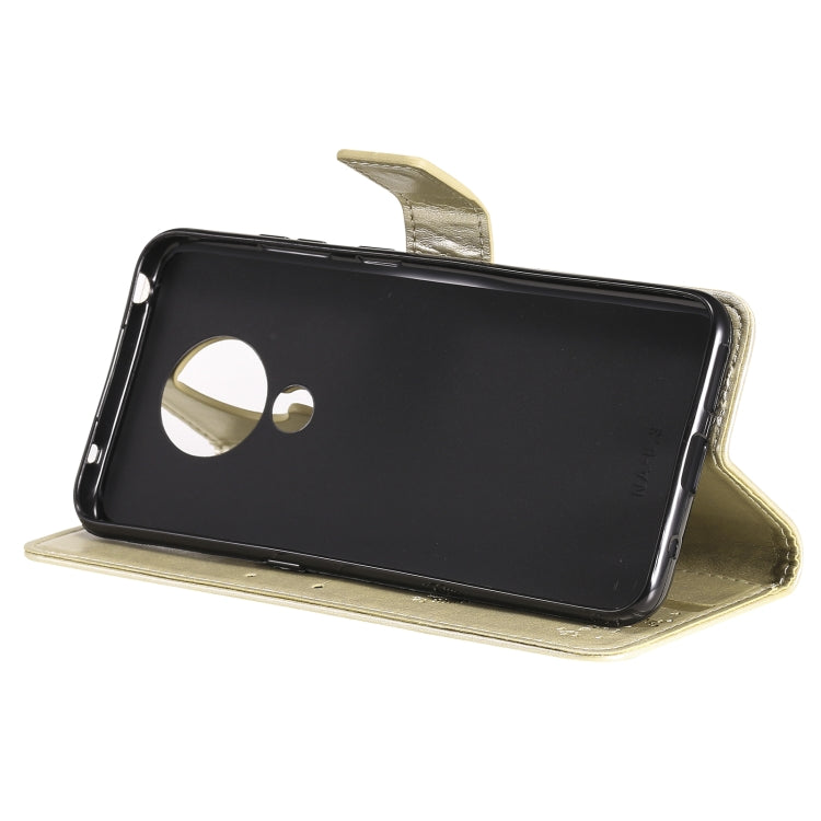 Para Nokia 5.3 Árbol y gato Patrón de impresión prensada Funda de cuero PU de la PU con soporte y ranuras para tarjetas y cordones y cordones (oro)