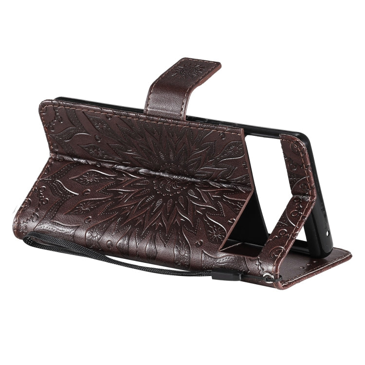 Para Google Pixel 6 Pro Sun Sun Pattern Horizontal Flip Funda de cuero con ranura para tarjeta y soporte y cartera y cordón (Marrón)