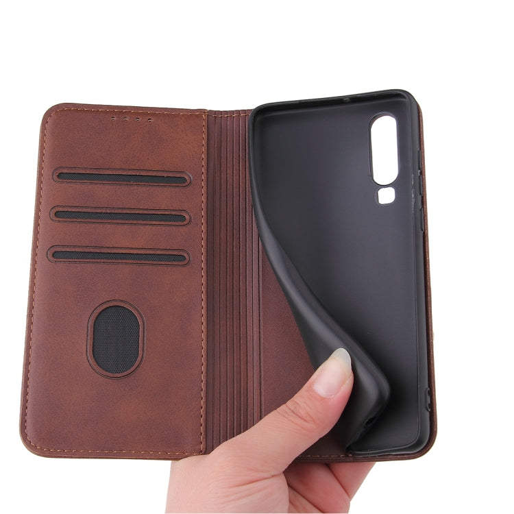 Para Huawei P30 TEXTURE TEXTURE MAGNETIC Horizontal Flip Funda de cuero con soporte y ranuras para tarjeta y billetera (marrón)