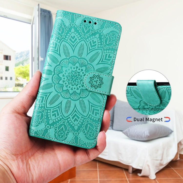 Para Samsung Galaxy A13 5G Estuche para teléfono de cuero con estampado de girasol en relieve (verde)
