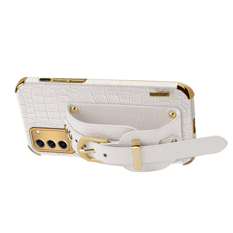 Para Samsung Galaxy S23 5G Estuche de cuero con patrón de cocodrilo de TPU galvanizado con correa para la muñeca (Blanco)