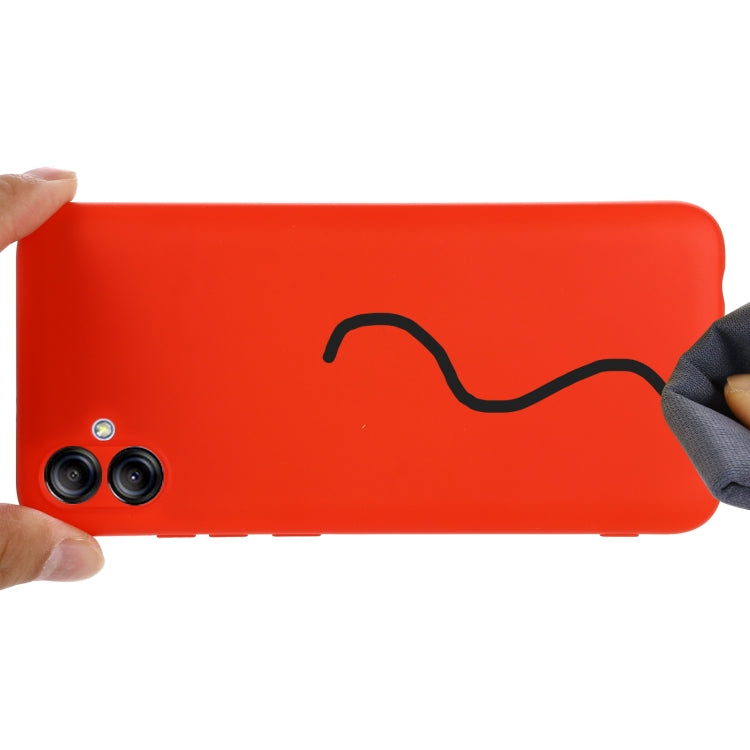 Para Samsung Galaxy A04e / M04 / F04 Estuche de cobertura total a prueba de golpes de silicona líquida de color puro (rojo)