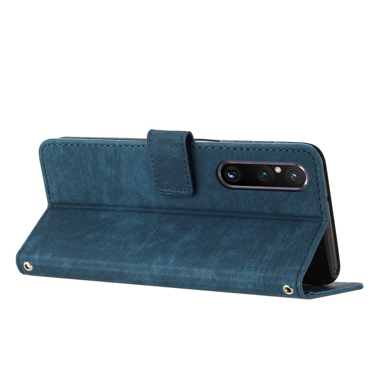 Funda de Cuero para Sony Xperia 1 V (2023) con Cordón y Patrón Skin Feel Stripe (Azul)