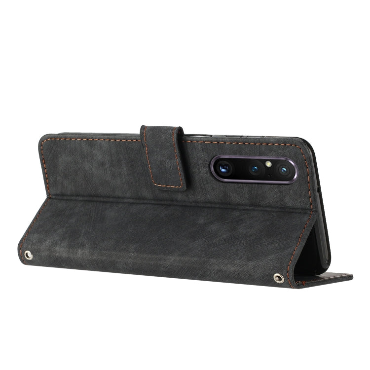 Funda de Cuero para Sony Xperia 1 V (2023) con Cordón y Patrón Skin Feel Stripe (Negro)