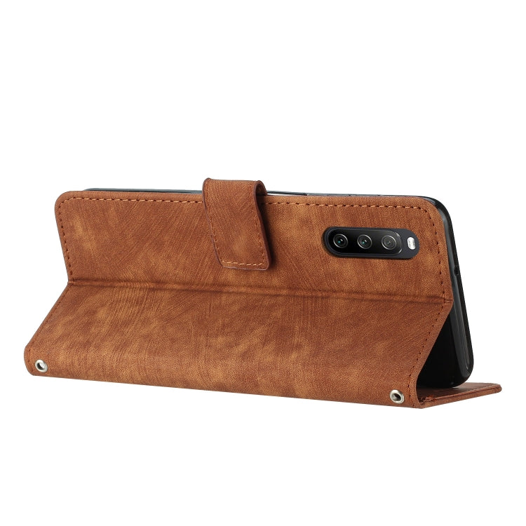 Funda de Cuero para Sony Xperia 10 V (2023) con Cordón y Diseño Stripe Pattern (Marrón)