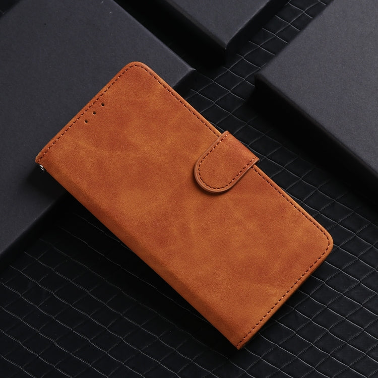 Funda de Cuero para Sharp Aquos R9 con Tapa Magnética y Tacto Piel (Marrón)