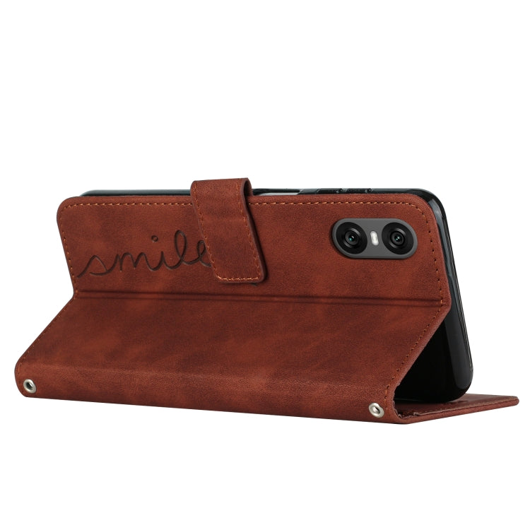 Funda de Piel con Relieve Corazón y Cordón Largo para Sony Xperia 5 Vi (Marrón)