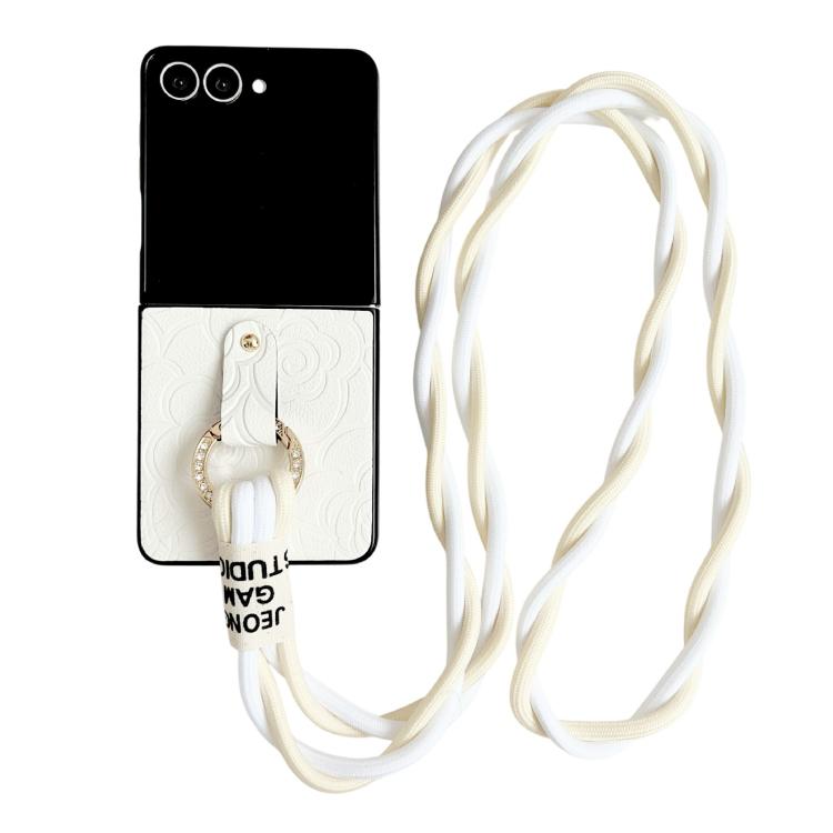 Funda protectora con estampado de camelia para Samsung Galaxy Z Flip7 5G con anillo de diamante y cordón largo (blanco)