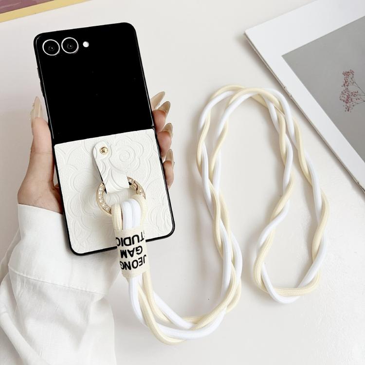Funda protectora con estampado de camelia para Samsung Galaxy Z Flip7 5G con anillo de diamante y cordón largo (blanco)