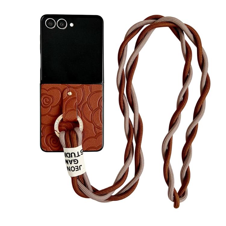 Funda protectora con estampado de camelia para Samsung Galaxy Z Flip7 5G con anillo de diamantes y cordón largo (marrón)