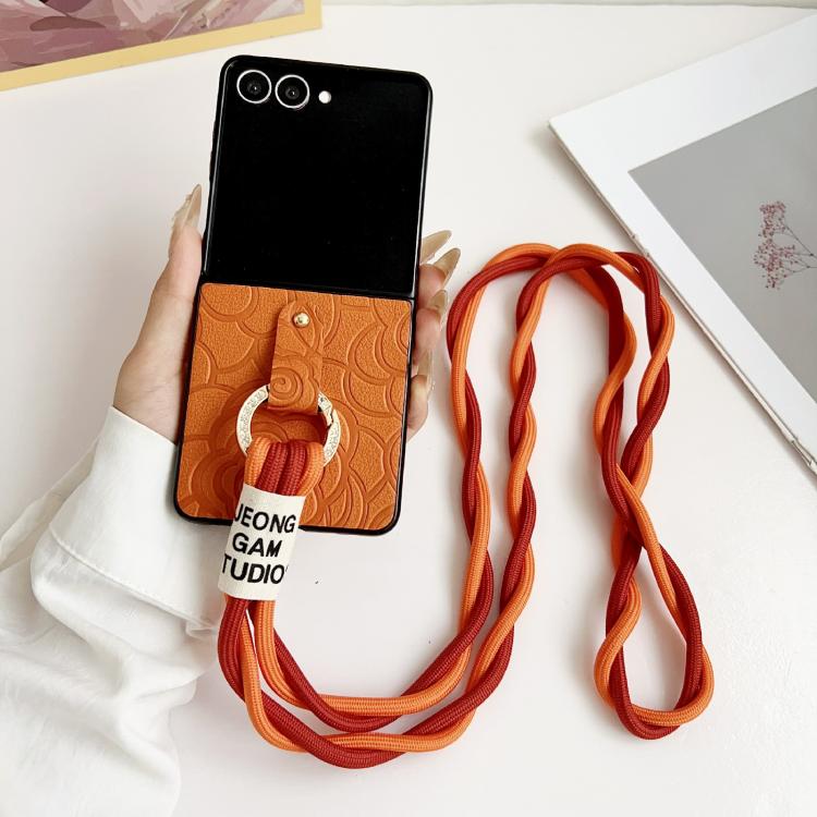 Funda protectora con estampado de camelia para Samsung Galaxy Z Flip7 5G con anillo de diamante y cordón largo (naranja)