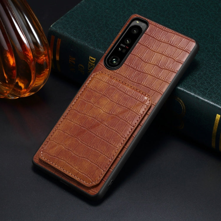 Funda Trasera Sony Xperia 10 IV Denior Piel Cocodrilo Imitación con Soporte (Marrón)