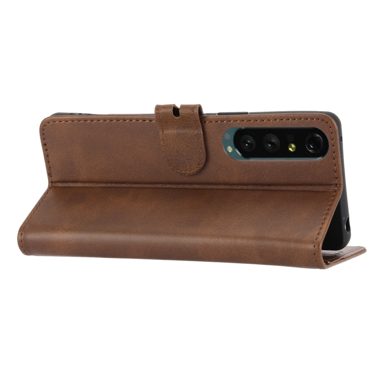 Funda de Cuero con Tapa para Sony Xperia 5 Vi Diseño Gato Feliz en Relieve (Marrón)