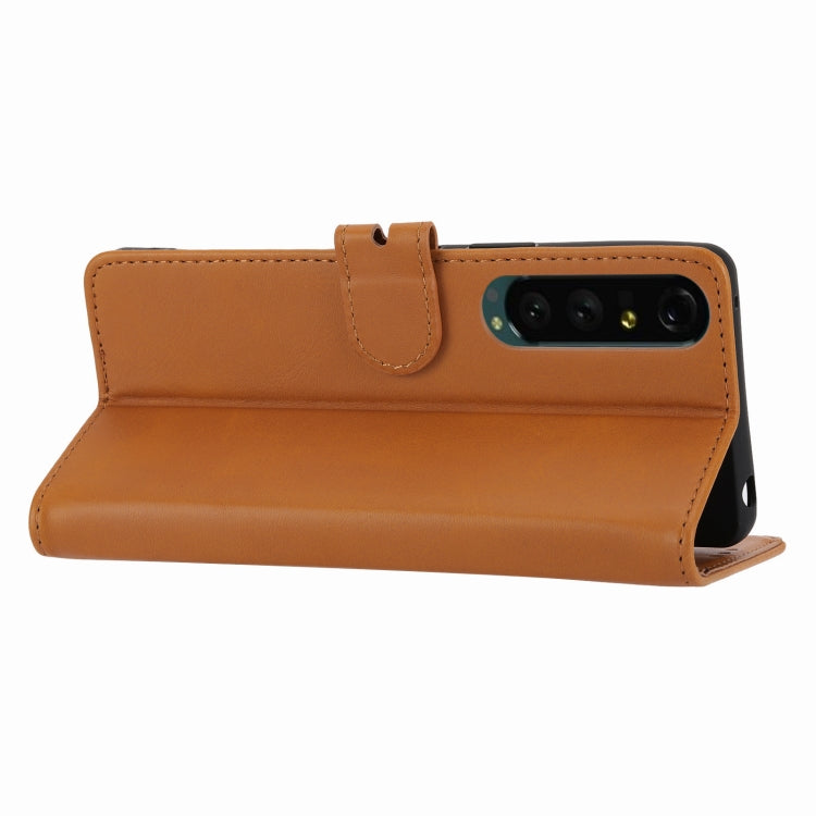 Funda de Cuero para Sony Xperia 5 Vi con Tapa y Diseño de Gato Feliz en Relieve (Amarilla)
