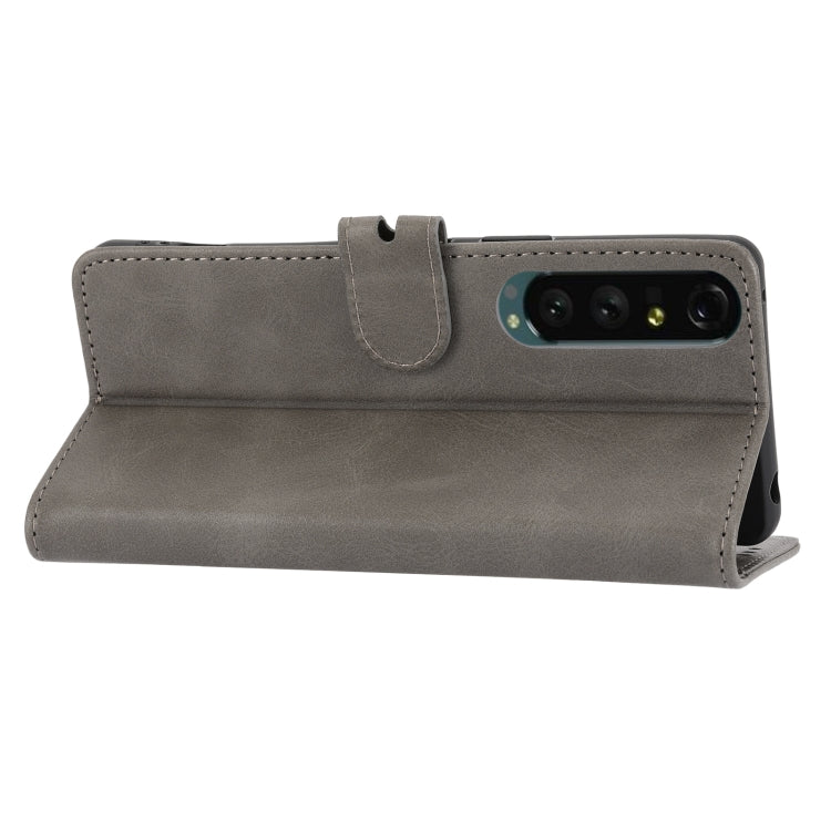Funda de Cuero con Tapa para Sony Xperia 5 Vi Diseño de Gato En Relieve (Gris)