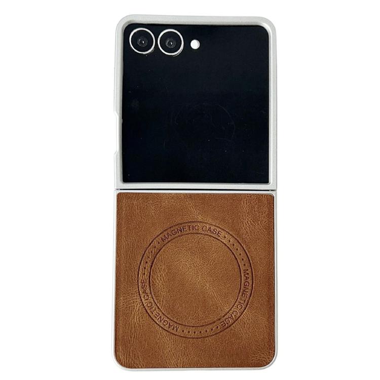 Funda para Samsung Galaxy Z Flip7 5G con textura de cuero y pintura perlada MagSafe, a prueba de golpes (marrón)
