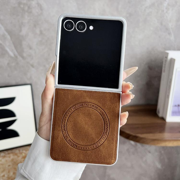 Funda para Samsung Galaxy Z Flip7 5G con textura de cuero y pintura perlada MagSafe, a prueba de golpes (marrón)