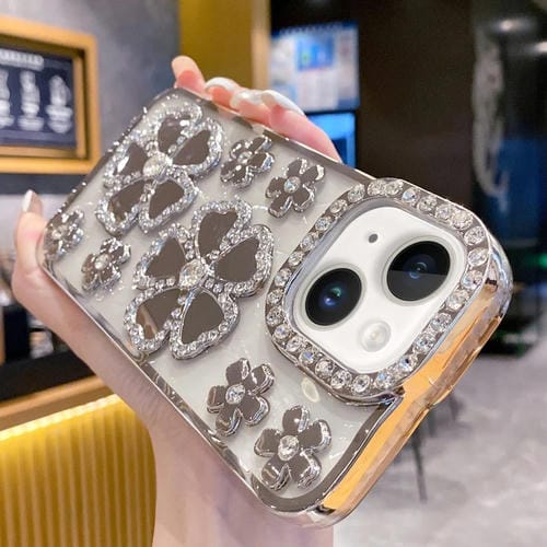 Funda TPU iPhone 15 Diseño Flores Diamantes Galvanizados (Plateada) - MOVILSTORE