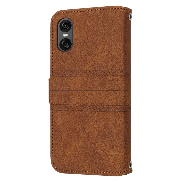 Funda de Cuero para Sony Xperia 10 Vi con Sensación de Piel y Rayas en Relieve (Marrón)