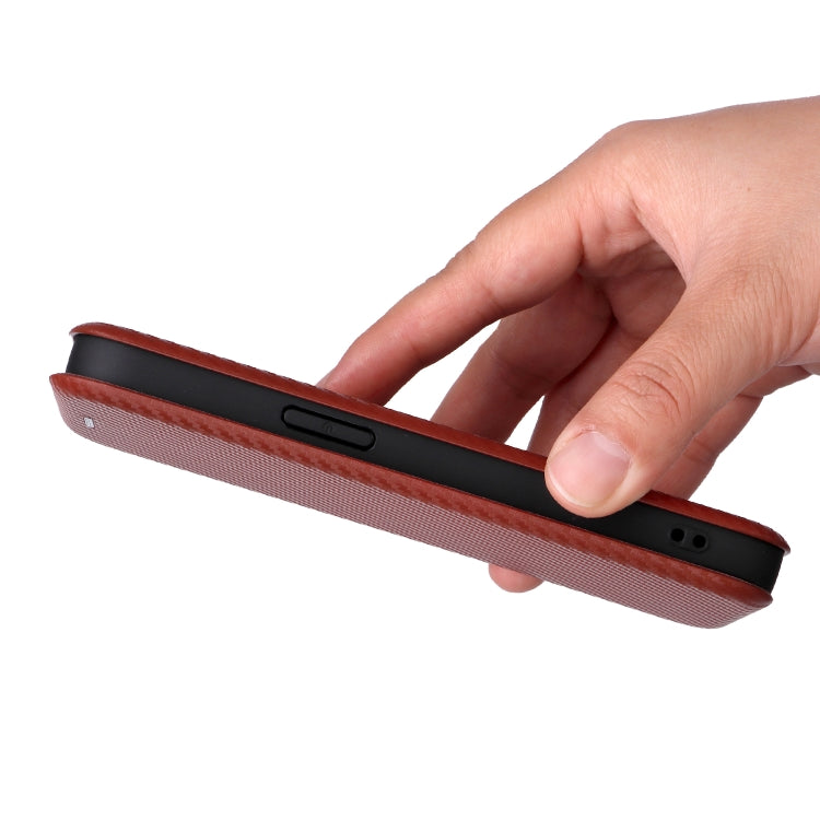 Funda de Cuero con Tapa y Textura de Fibra de Carbono para iPhone 16E (Marrón)