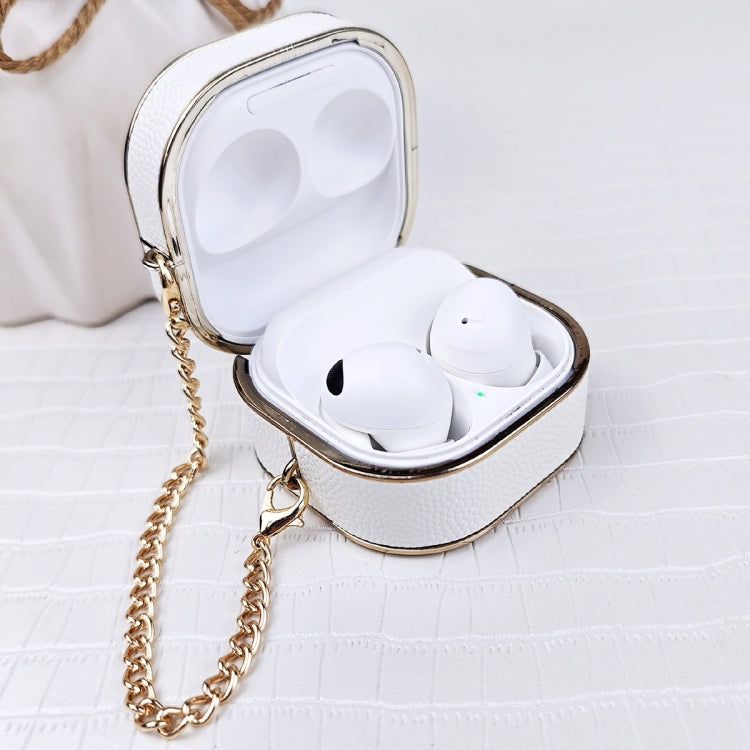 Estuche Protector Cuero Textura Lichi para Auriculares Samsung Galaxy Buds2/2 Pro con Pulsera Metal (Blanco)