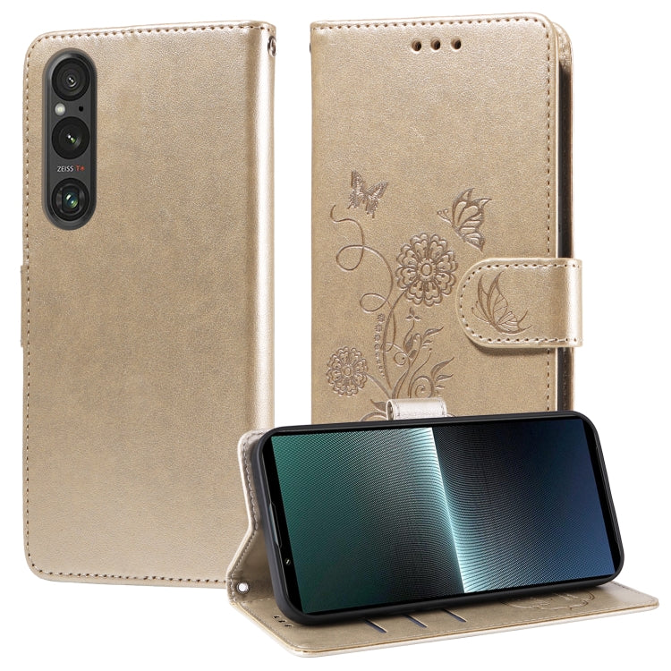 Funda de Cuero Sony Xperia 1 V con Diseño de Mariposas y Flores en Relieve (Dorada)