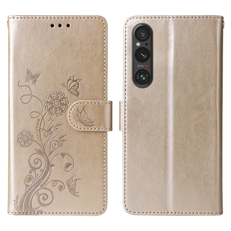Funda de Cuero Sony Xperia 1 V con Diseño de Mariposas y Flores en Relieve (Dorada)