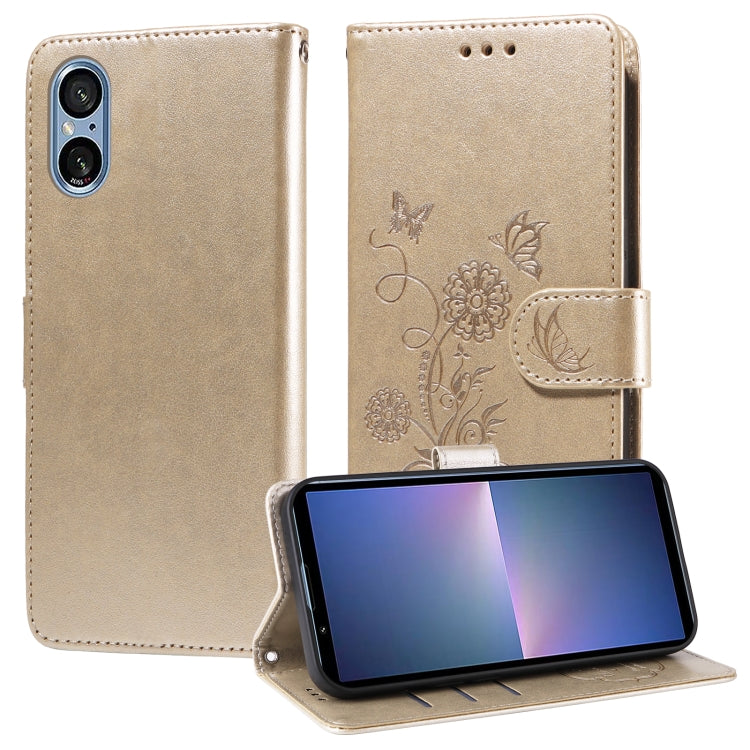 Funda de Cuero para Sony Xperia 5 V con Diseño de Mariposas y Flores en Relieve (Dorada)