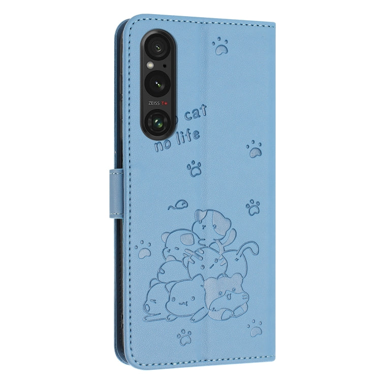 Funda de Cuero para Sony Xperia 1 V (2023) con Diseño de Gatito En Relieve y Cordón (Azul)