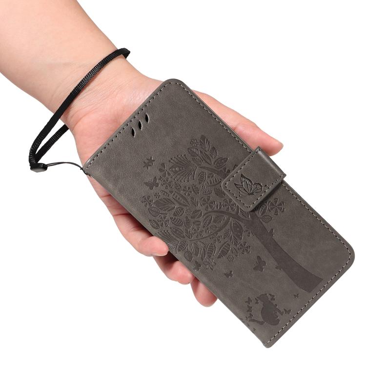Funda de cuero con tapa y diseño de árbol y gato en relieve para Samsung Galaxy S25 FE 5G (gris)