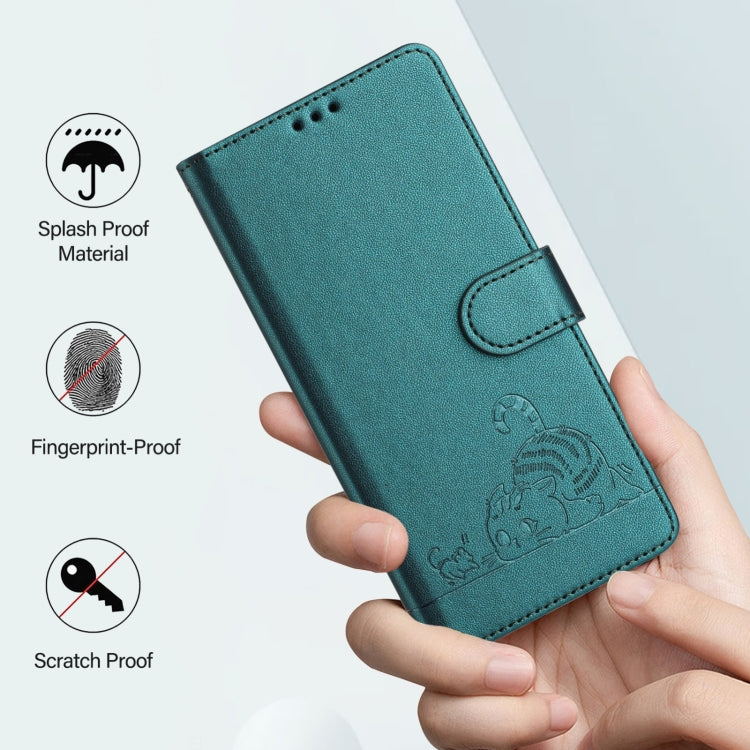 Funda de Cuero RFID con Relieve Gato y Rata para Boost Mobile Celero 5G SC con Cordón (Verde Pavo Real)