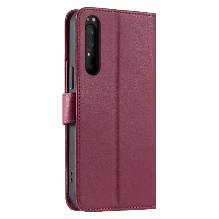 Funda de Cuero Sony Xperia 1 IV con Forma de Rombo y Hebilla de Anillo (Roja)