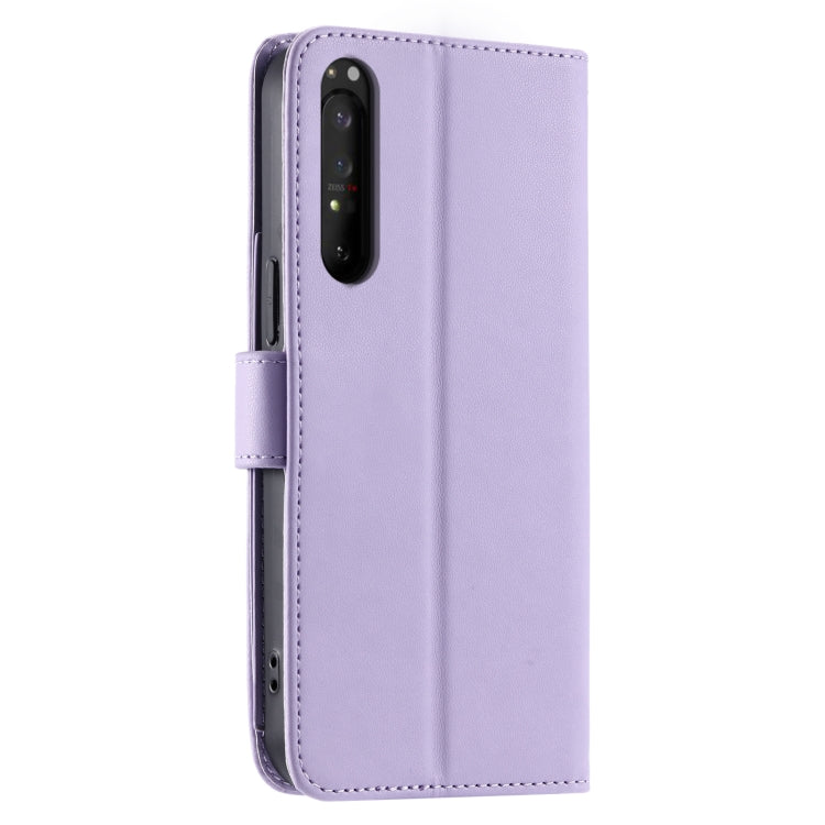 Funda de Cuero Sony Xperia 1 IV con Diseño Rombal y Hebilla de Aro (Morado)