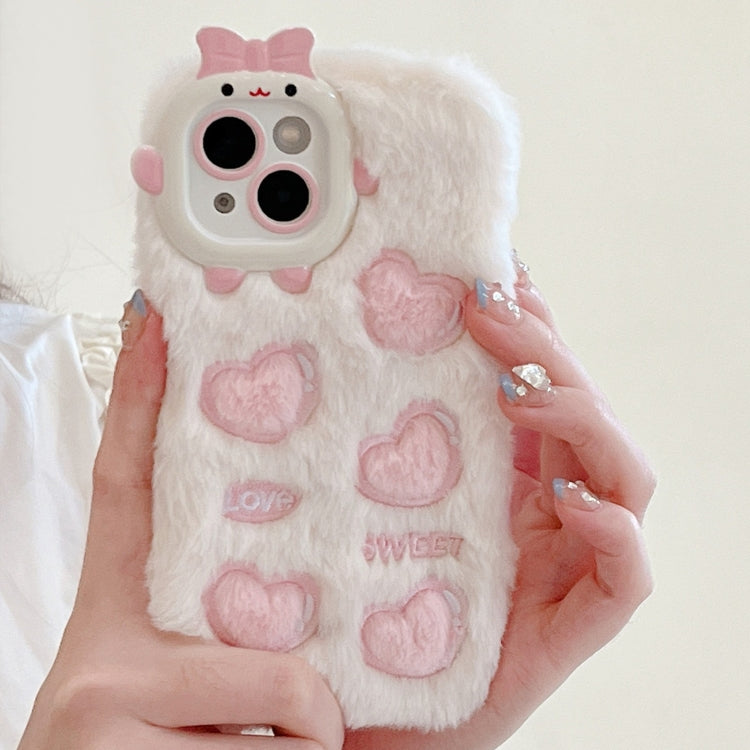Funda TPU con Bordado de Felpa para iPhone 15 Plus (Corazón Rosa Beige)