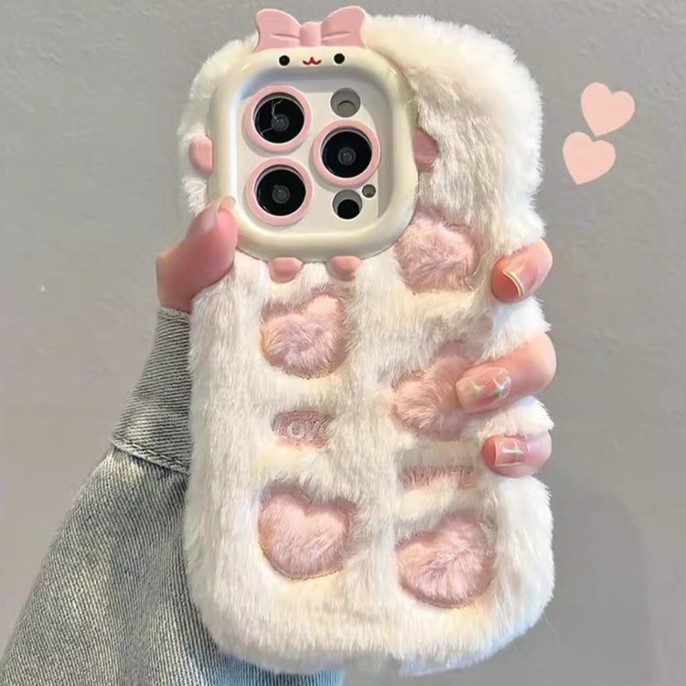 Funda TPU con Bordado de Felpa para iPhone 16 Plus (Corazón Rosa Beige)