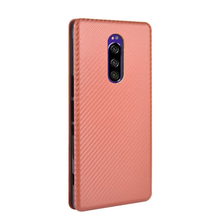 Para Sony Xperia 1 Funda de cuero con tapa magnética horizontal con textura de fibra de carbono TPU + PC + PU con ranura para tarjeta (marrón)